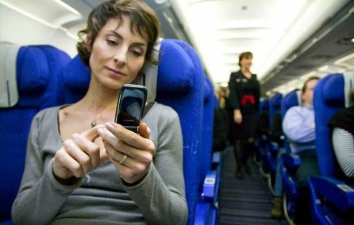 Зачем в самолете запрещают пользоваться телефоном?