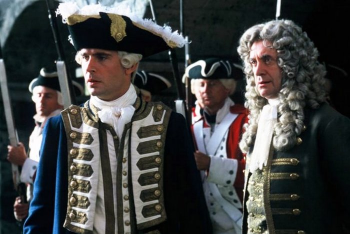 Для чего солдаты XVIII века носили напудренные парики