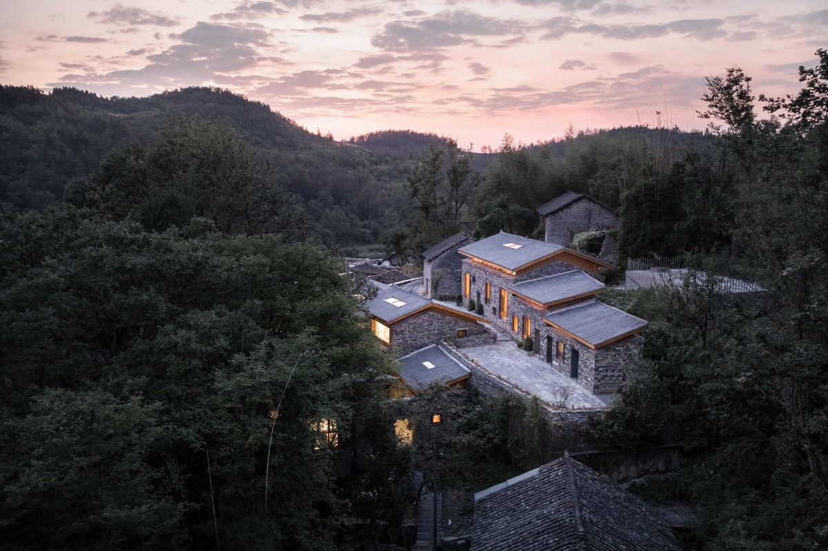 Каменные дома на склоне холма в древней китайской деревне