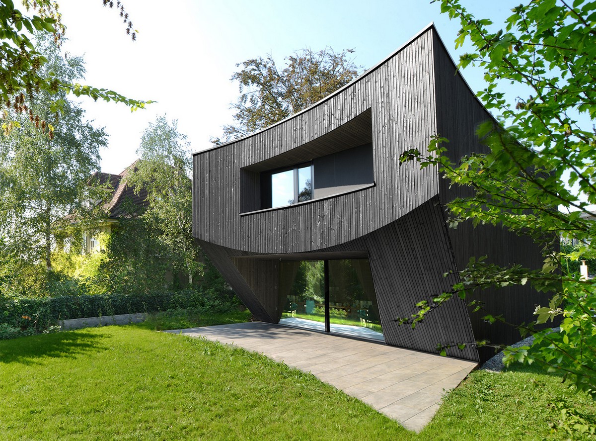 Семейный дом с необычными изогнутыми фасадами в Швейцарии