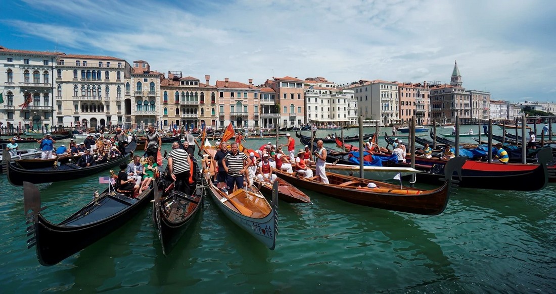 Венеция с туристами и без них на снимках