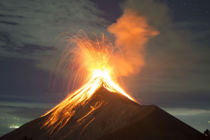 Что произойдёт, если взорвать ядерную бомбу в жерле вулкана?