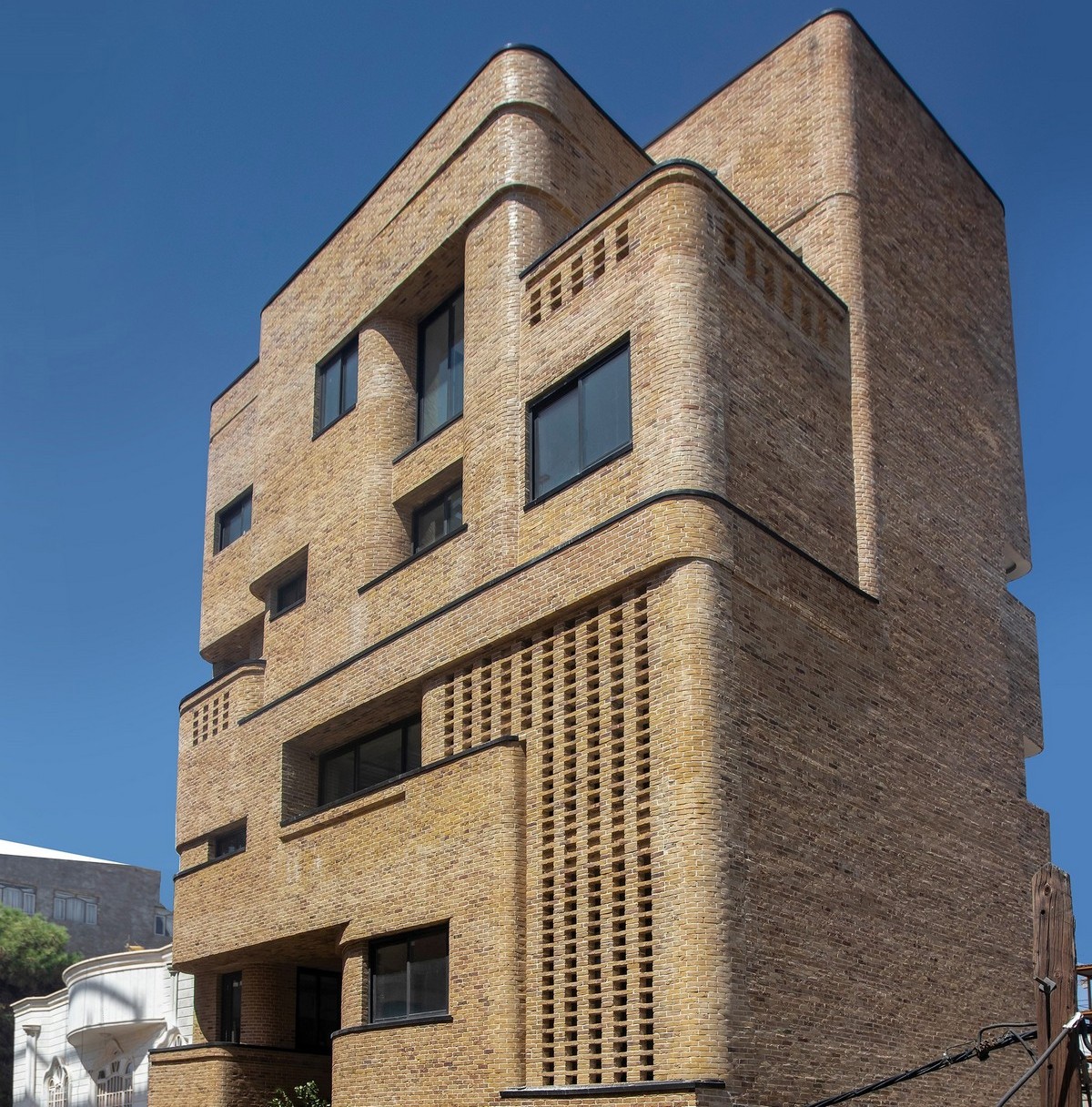 Многоквартирный жилой дом с креативным дизайном в Иране