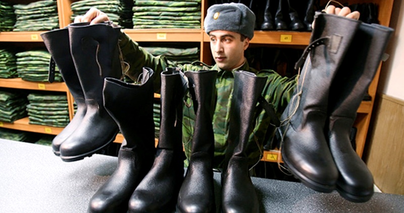 Почему неказистые кирзовые сапоги стали самой популярной обувью в СССР