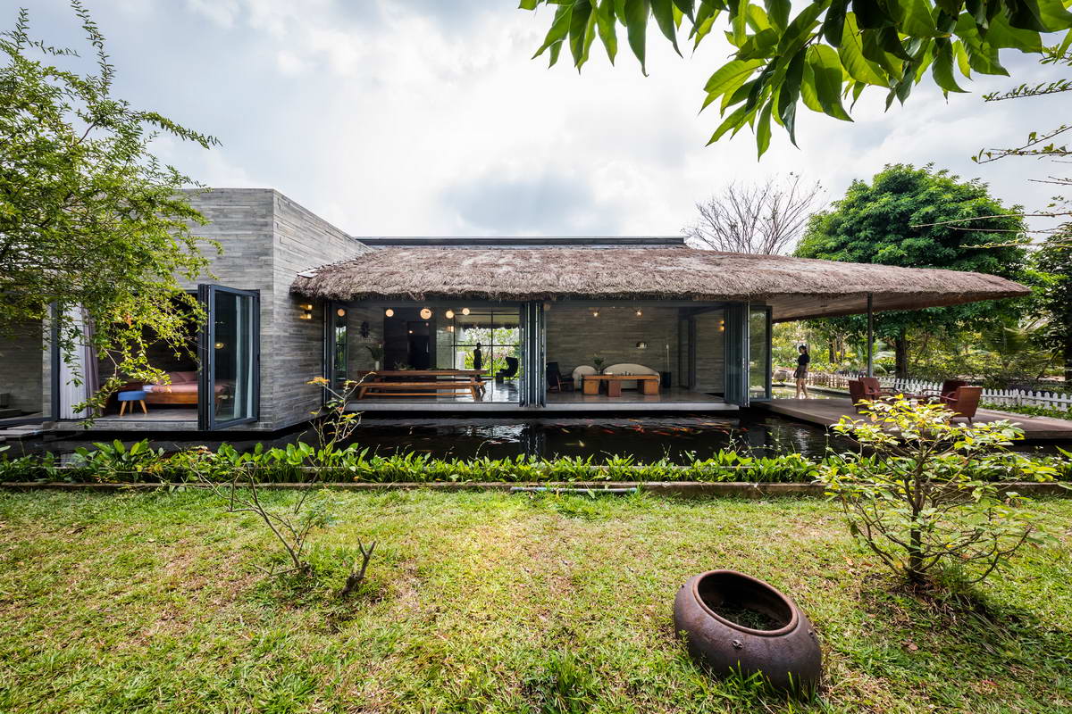 Необычный дом для отдыха с соломенной крышей и прудом во Вьетнаме