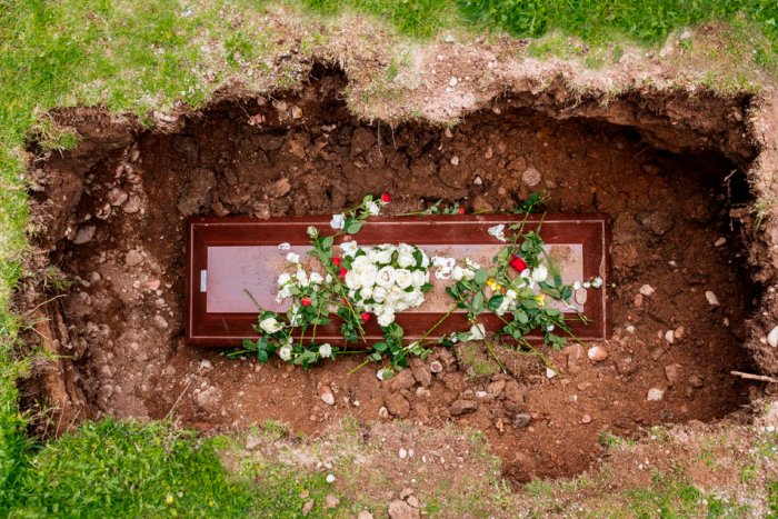 Почему могилы роют глубиной именно 2 метра?