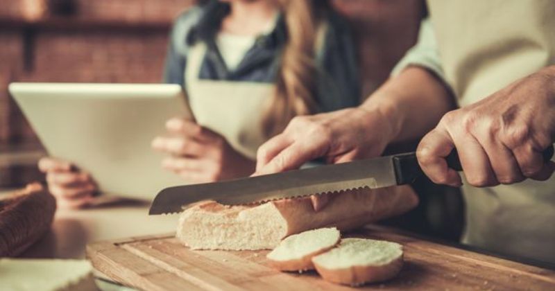 Почему в ресторанах подают хлеб перед другими блюдами и бесплатно