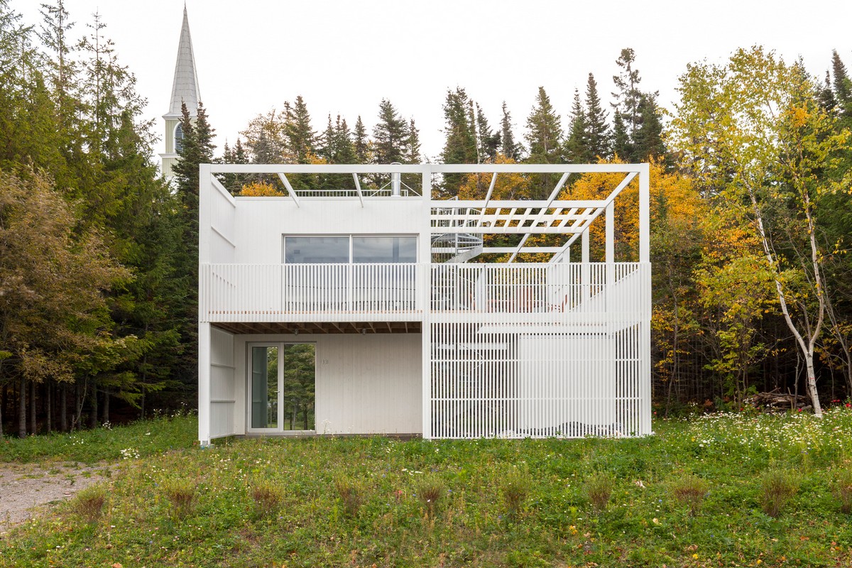 Современный семейный дом с необычной геометрией в Канаде