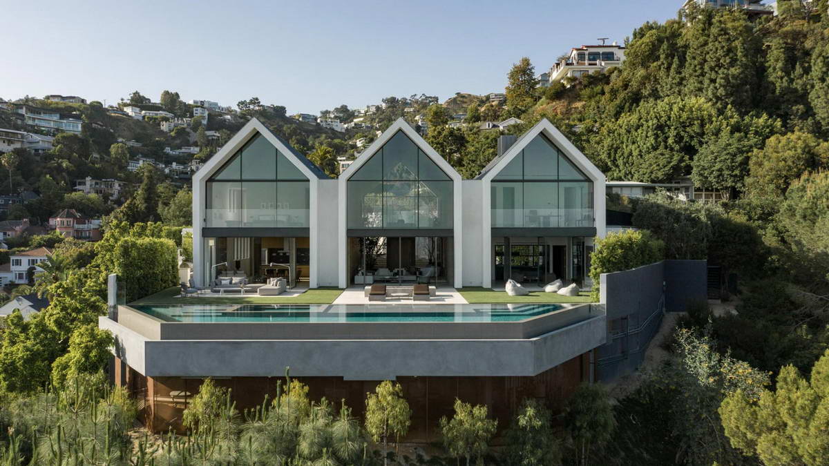 Тройной дом с парящим бассейном на Голливудских холмах