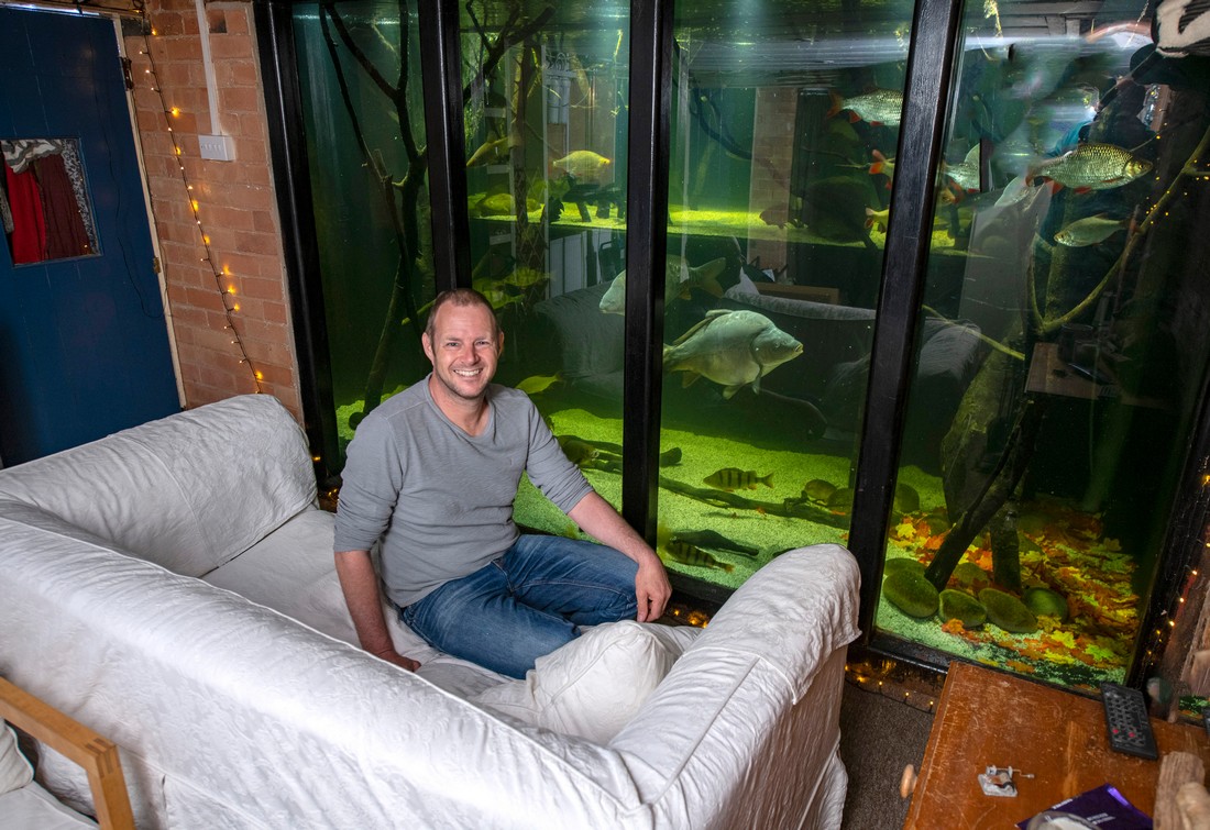 Британец ненавидит телевизор и превратил дом в гигантский аквариум