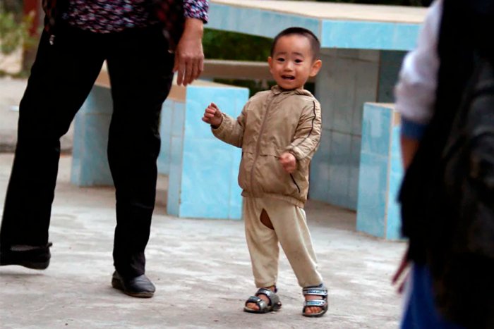 Почему дети в Китае ходят в штанах с дыркой между ног?