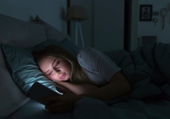 Почему не стоит спать со смартфоном под подушкой?