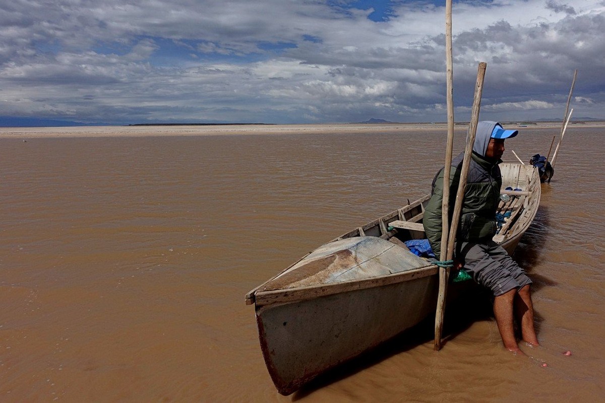 Солёное озеро Поопо в Боливии превратилось в пустыню