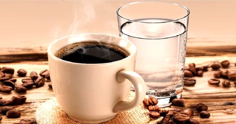 Почему кофе запивают водой?
