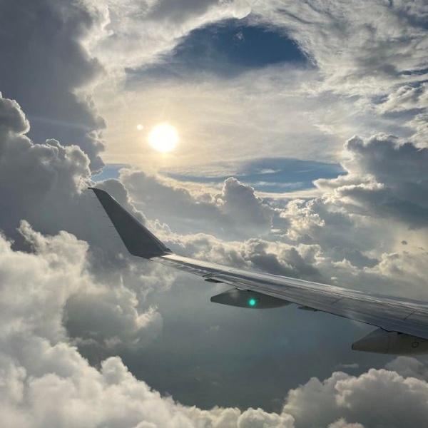 Пользователи поделились крутыми снимками из иллюминатора самолета
