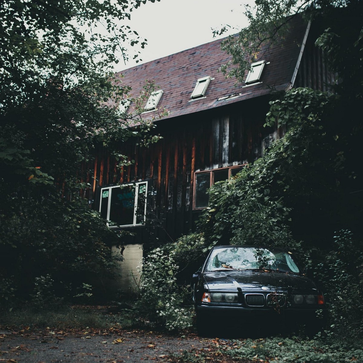 Жуткий заброшенный дом с Порше в гараже