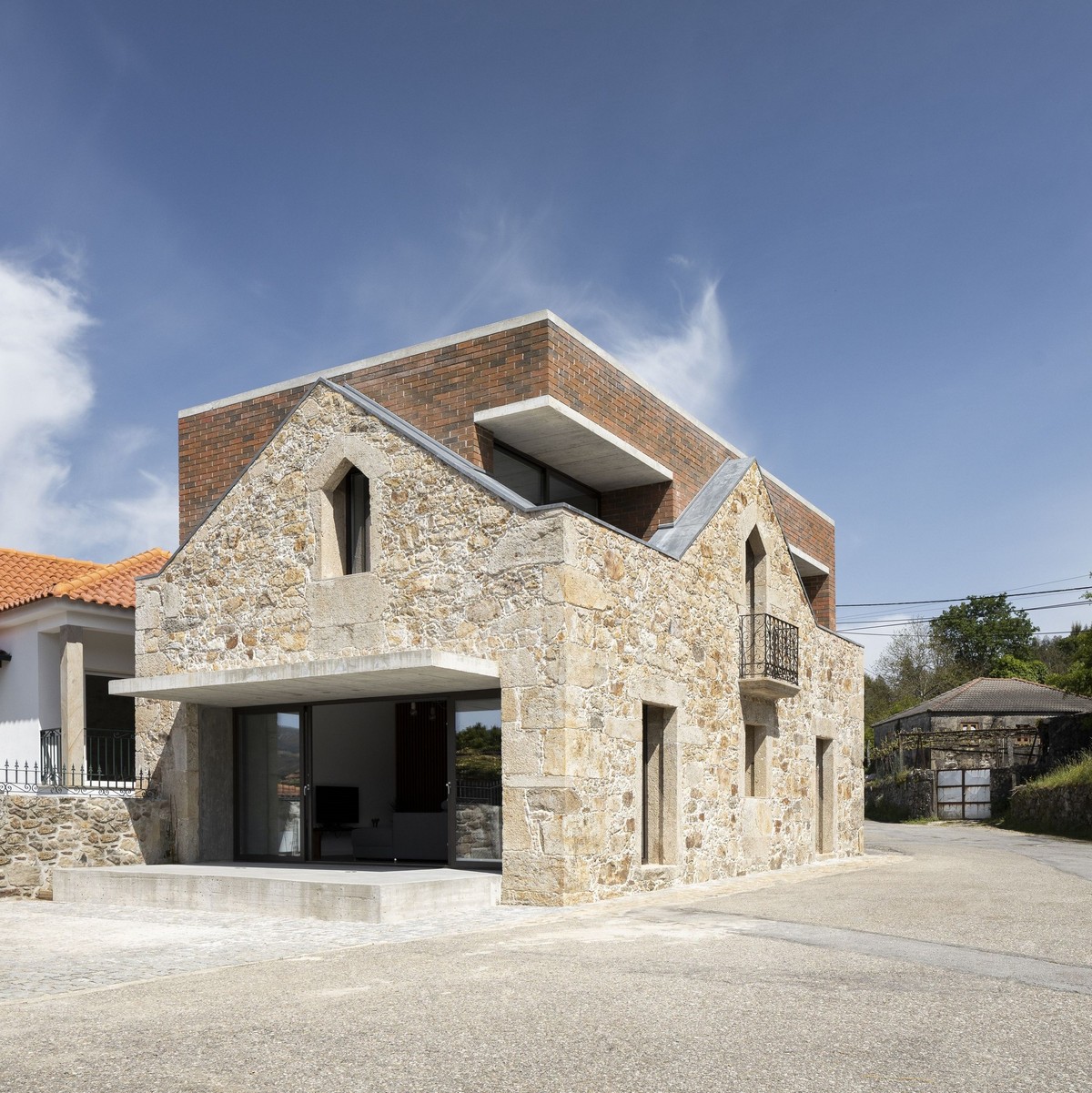 Реконструкция традиционного каменного дома в португальской деревне