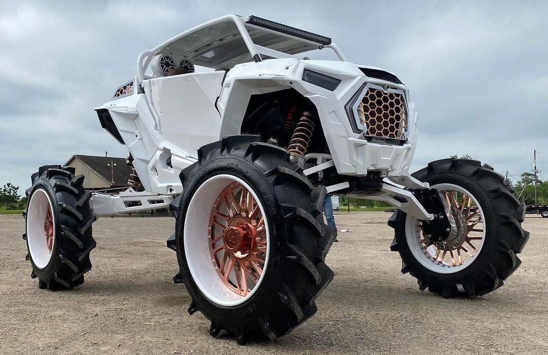 Спортивный мотовездеход Polaris на тракторных колесах