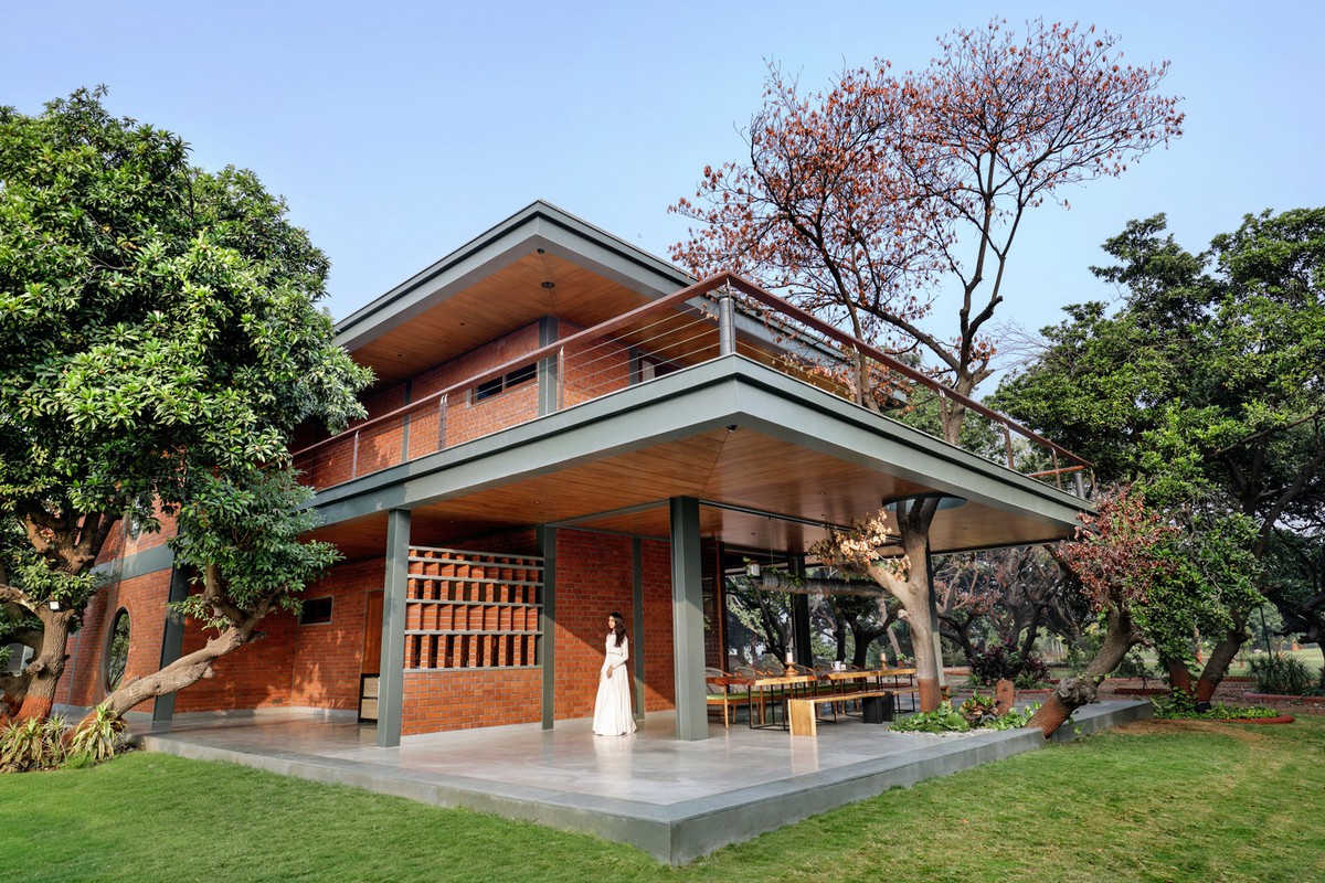 Кирпичный дом выходного дня с бассейном и двориком в Индии