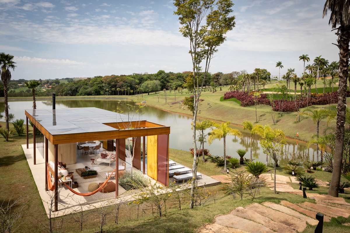 Павильон у озера в Бразилии