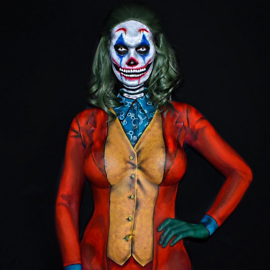 Популярная блогерша рисует на теле костюмы на Хэллоуин