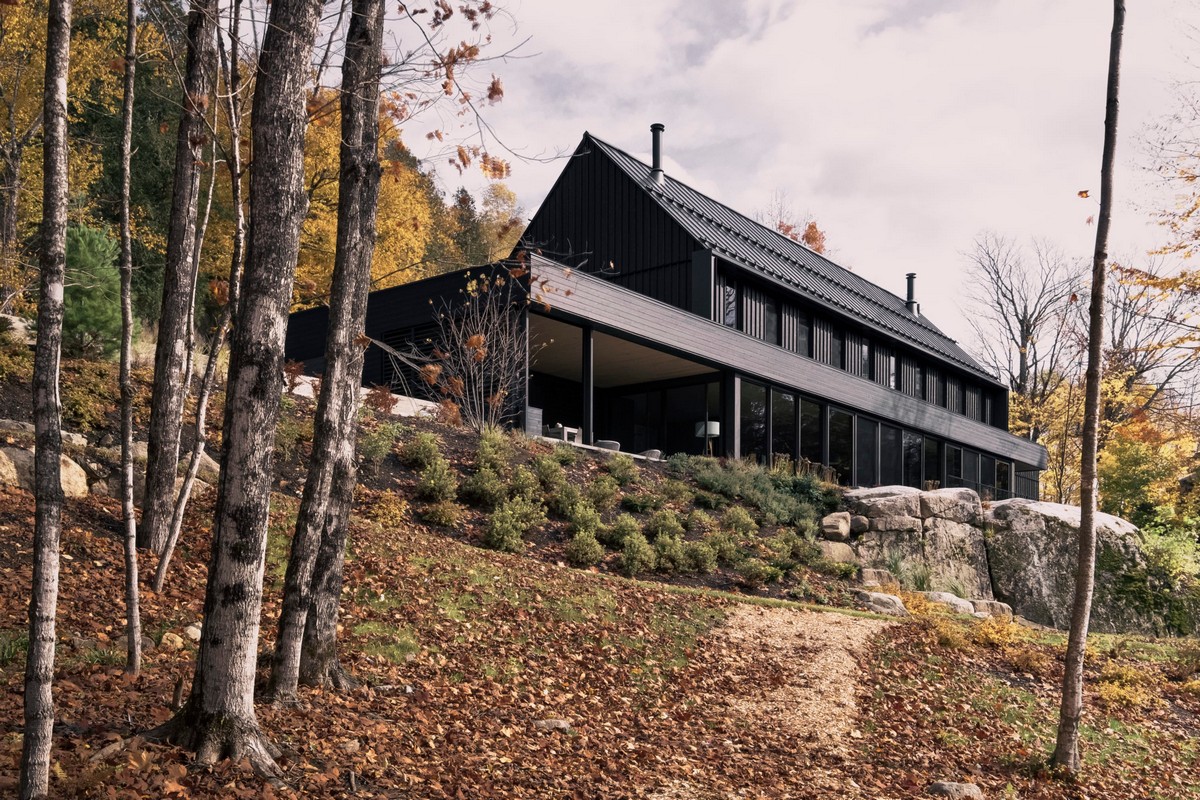 Чёрный дом на озере Лак-Тремблан в Канаде