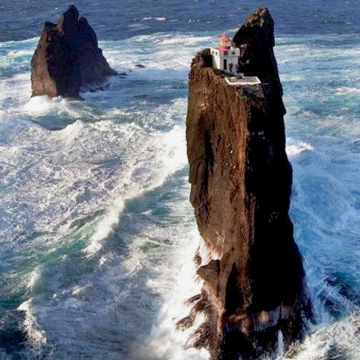 Маяк на скале посреди океана и как его построили в довертолетную эпоху