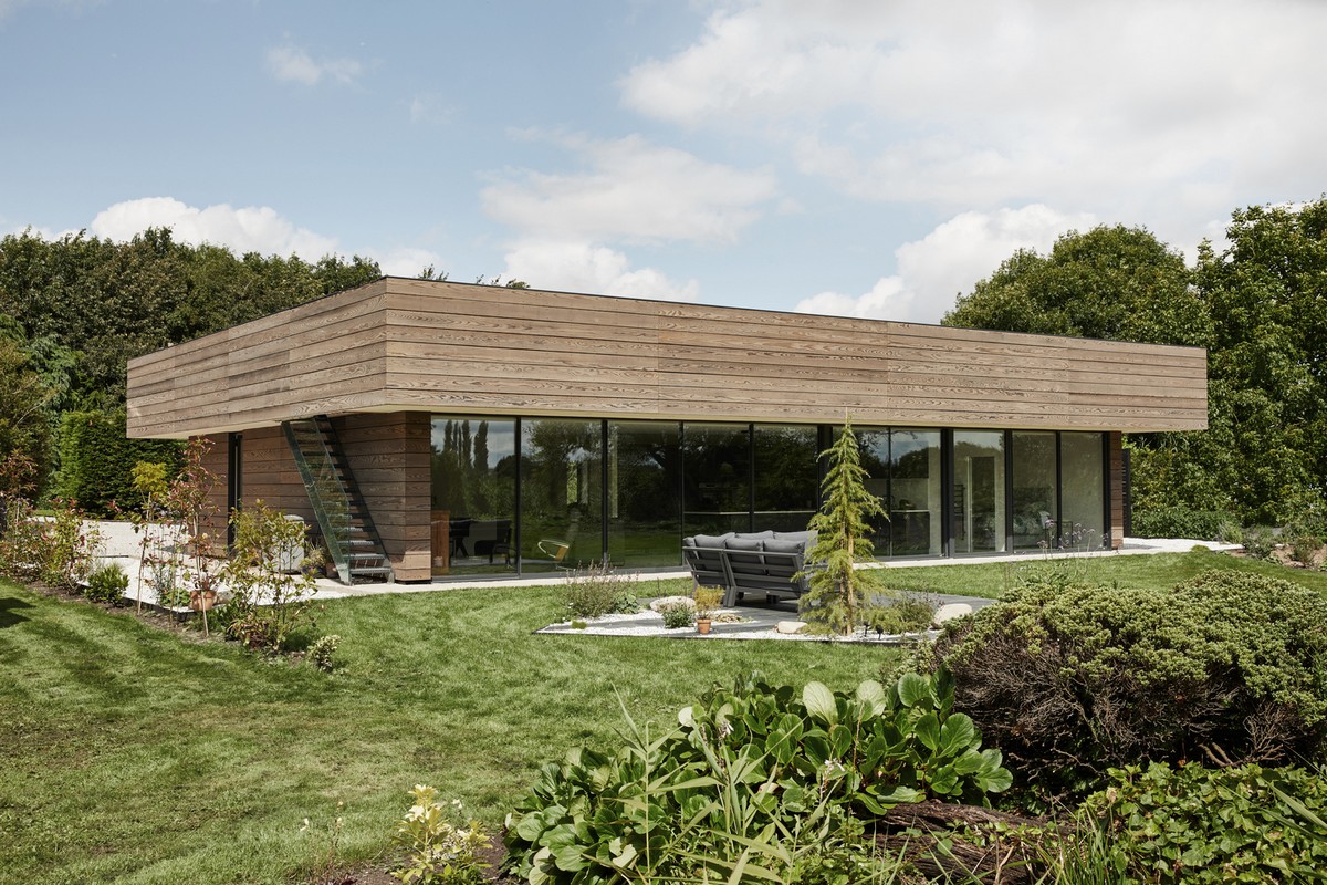 Минималистичный дом с террасой на крыше в Великобритании