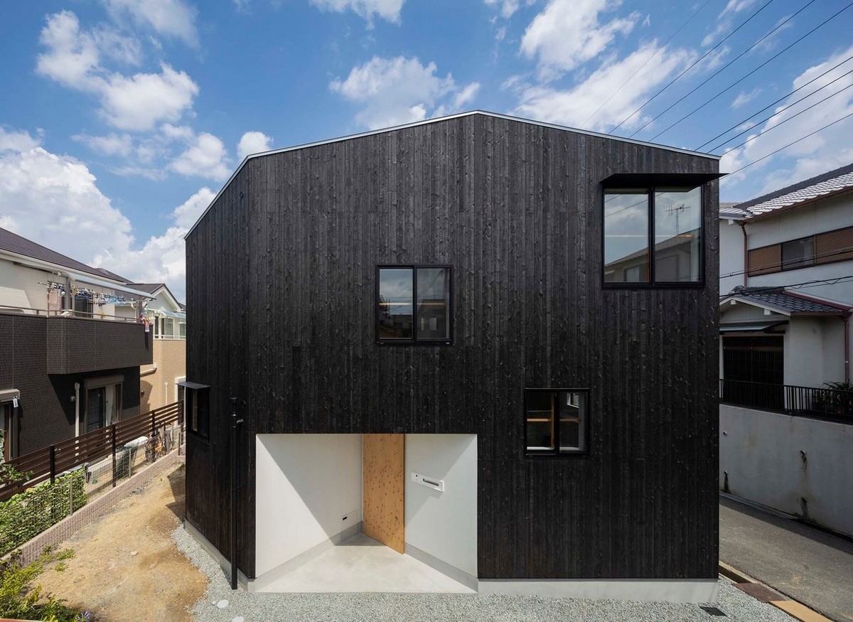 Небольшой дом с разными уровнями в Японии