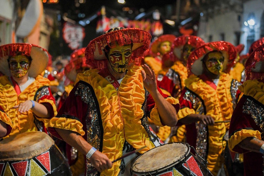 Парад “Desfile de Llamadas” во время карнавала в Уругвае