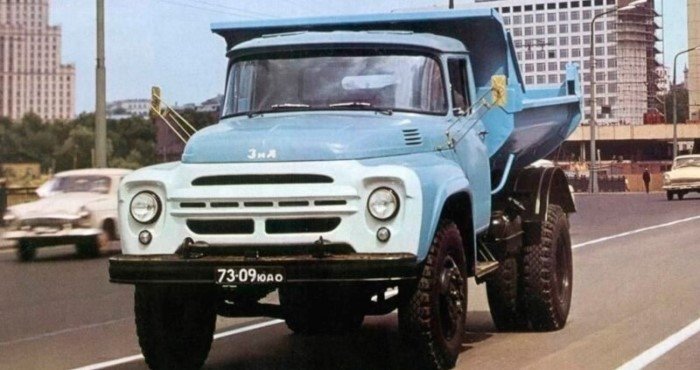 Почему кабины ЗИЛ-130 почти всегда окрашивали в голубой цвет