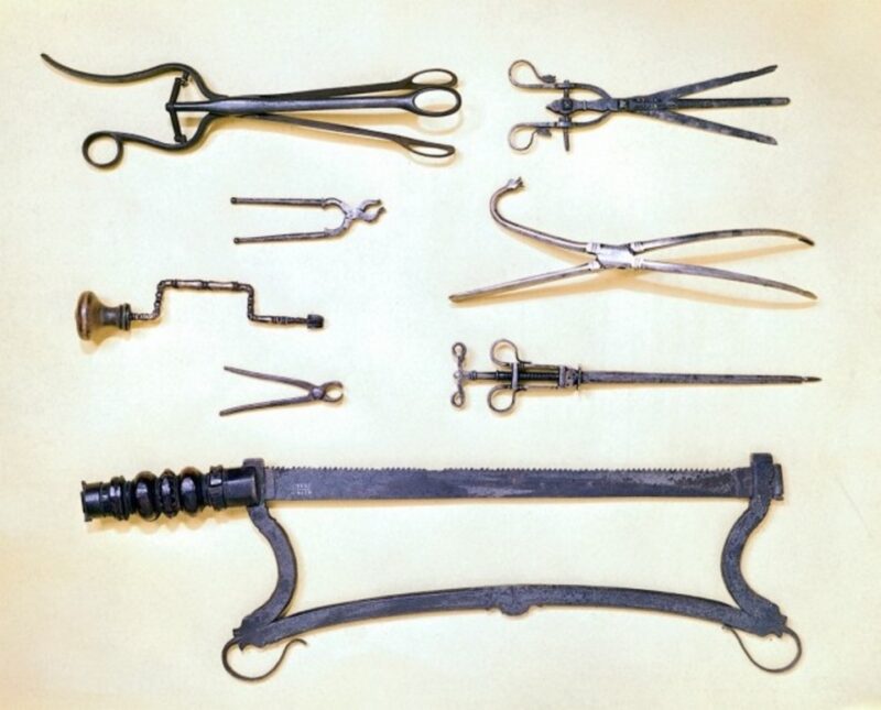 Примеры страшных инструментов медицины прошлого