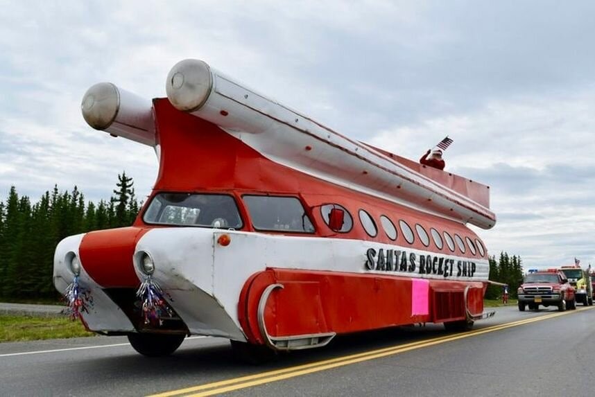 Уникальный рождественский экскурсионный автобус Santa’s Rocket Ship