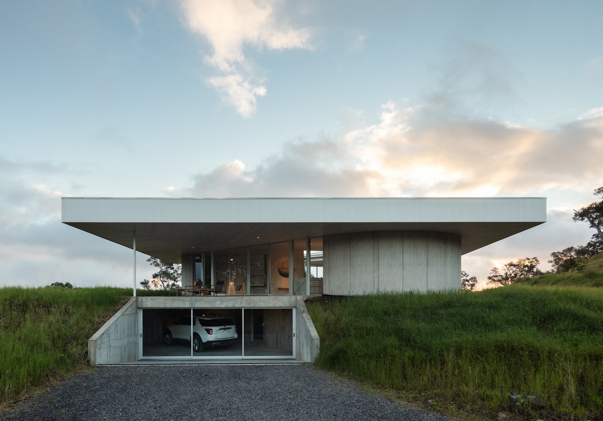 Экологичный дом с треугольным атриумом на острове Гавайи