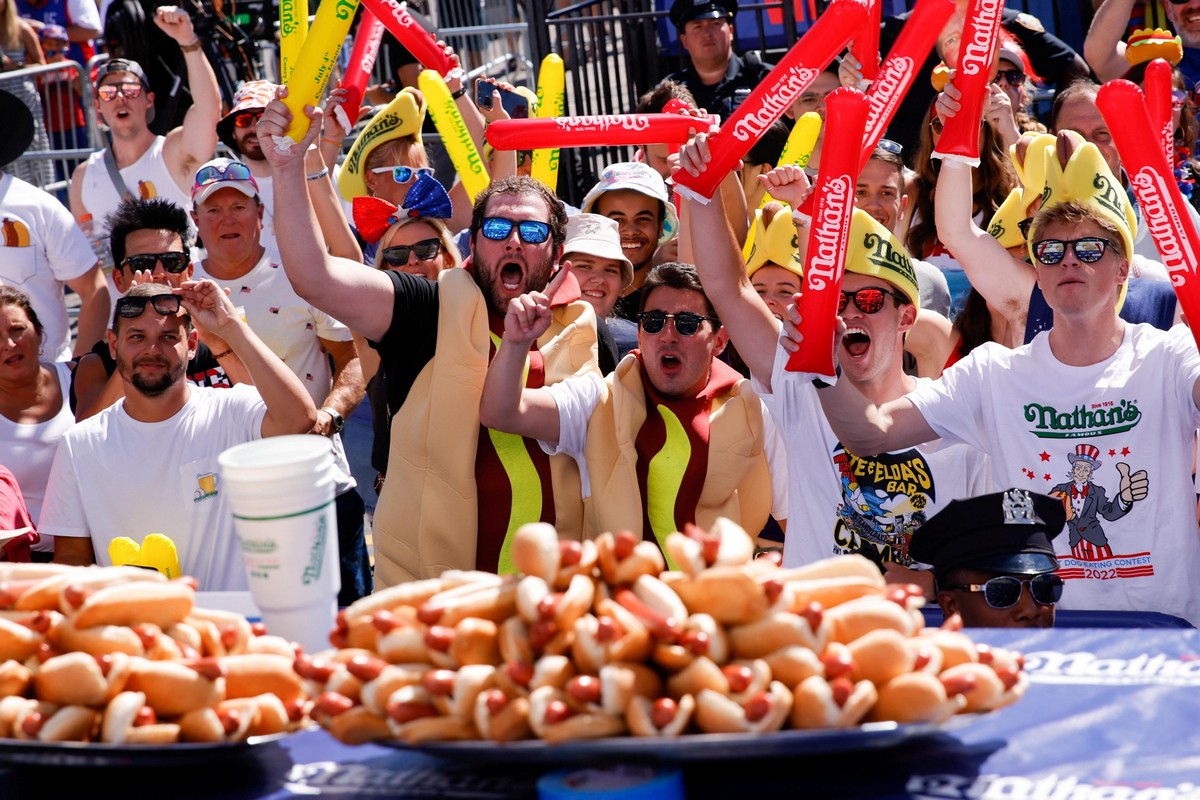 Чемпионат по поеданию хот-догов в Нью-Йорке