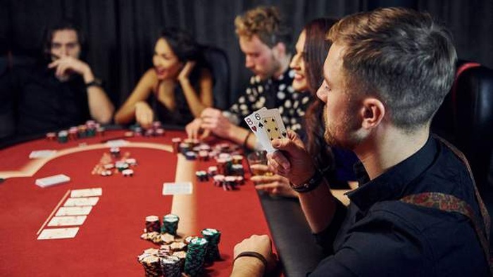 Какие есть комбинации в покере по старшинству для новичков