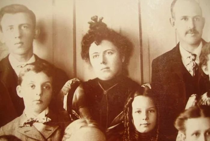 Зачем в Викторианскую эпоху фотографировались с умершими как с живыми