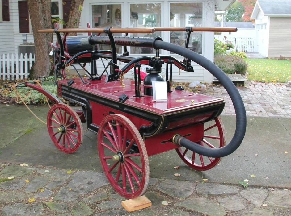 Пожарный аппарат позапрошлого века Rumsey & Company с ручным насосом