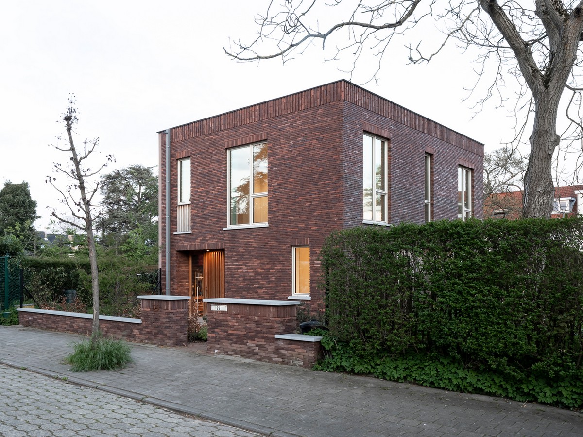 Двухэтажный дом из красного кирпича в Бельгии