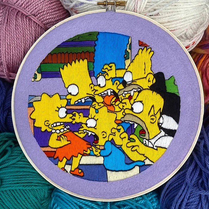 Рукодельница вышивает красочные сцены из «Симпсонов»