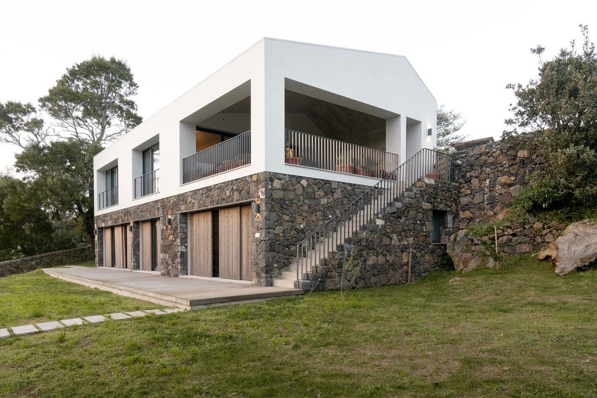 Дом на вершине склона в Португалии