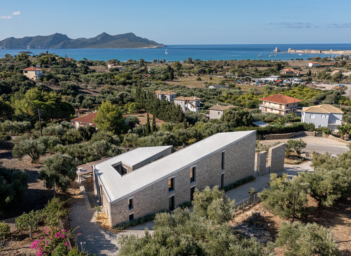 Клиновидный загородный дом в Греции