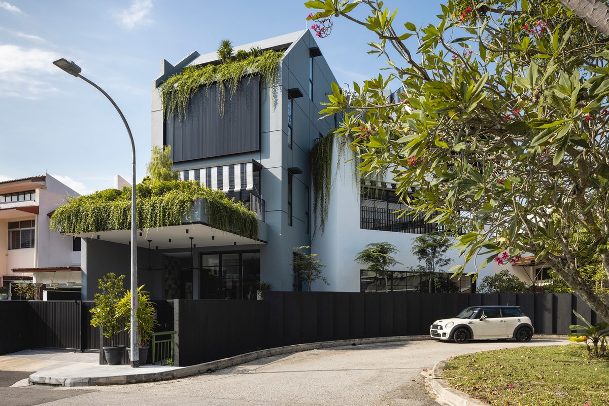 Современный дом у дороги в Сингапуре