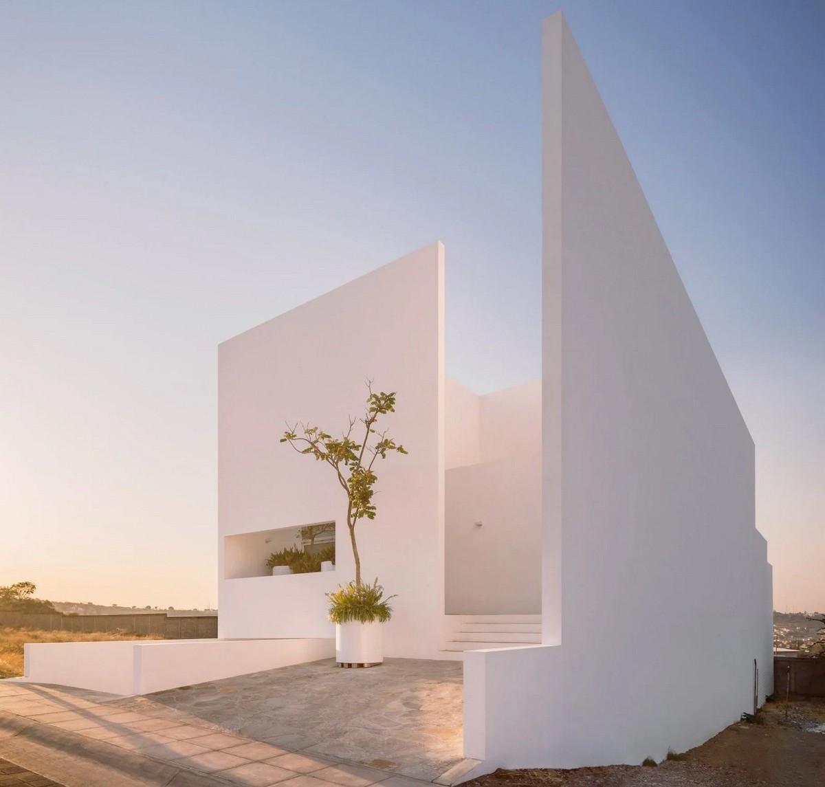 Белый минималистский дом с двумя дворами в Мексике