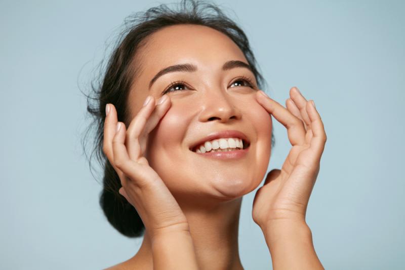 Как ухаживать за кожей лица с минимумом косметики: советы экспертов