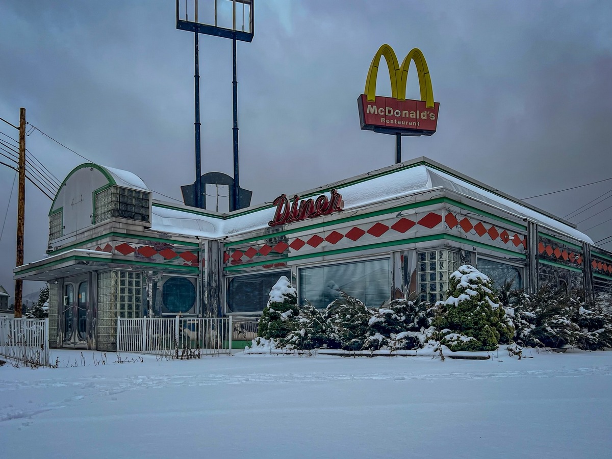 Снимки заброшенной закусочной McDonald’s, застывшей во времени