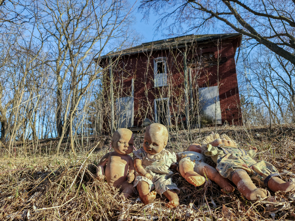 Заброшенный дом в лесу, наполненный куклами и игрушками