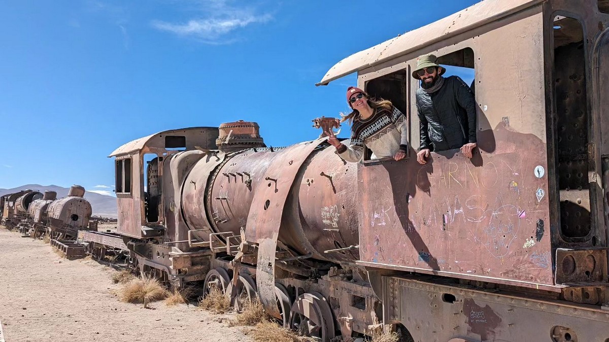 Кладбище брошенных британских железнодорожных вагонов и локомотивов в пустыне