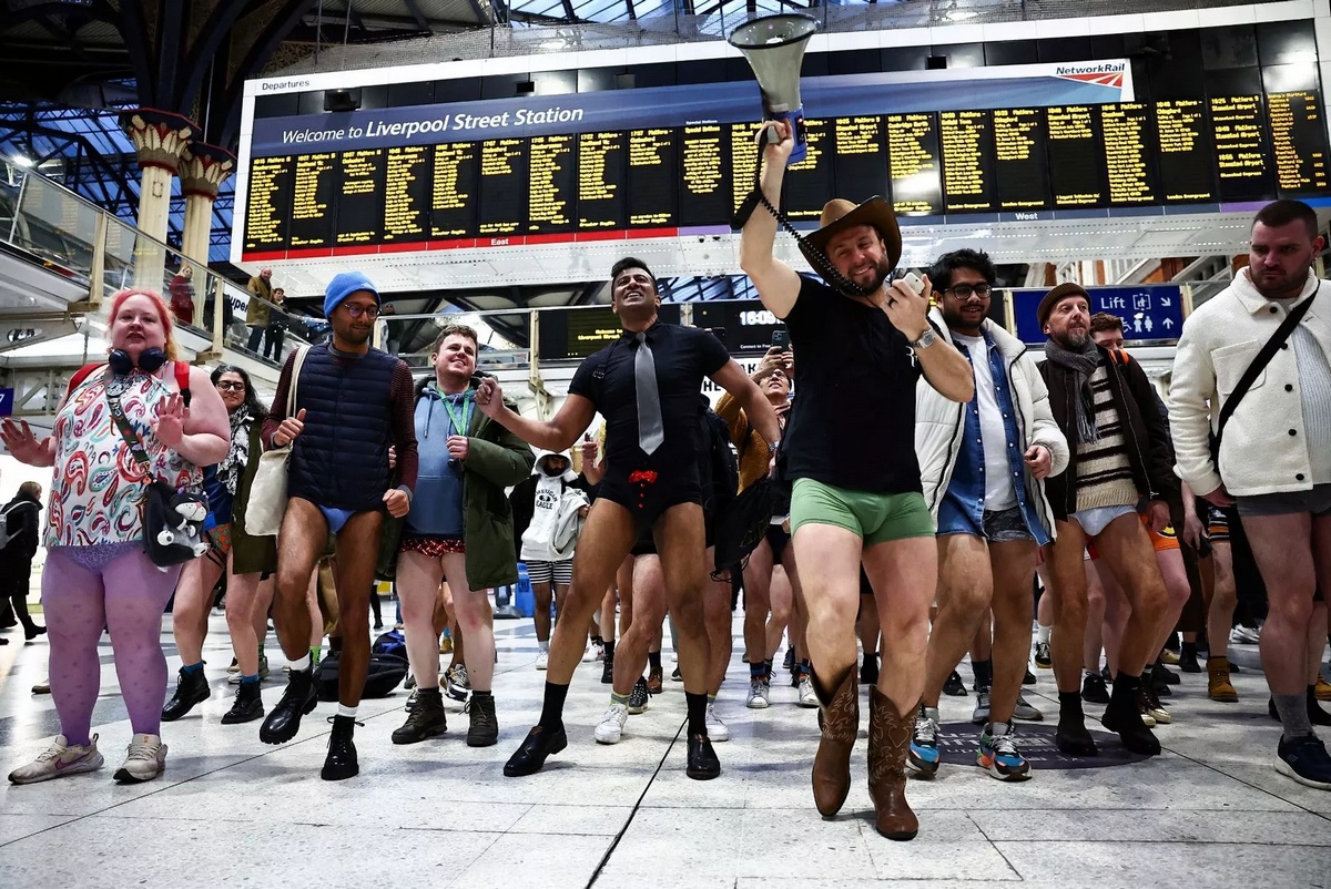 Ежегодная акция в метро «Без штанов» в Лондоне