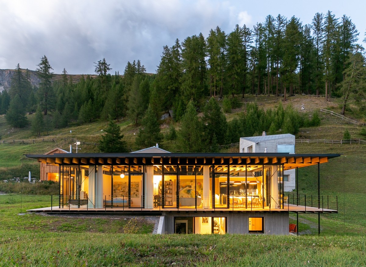 Бетонный дом со стеклянным фасадом в Швейцарии